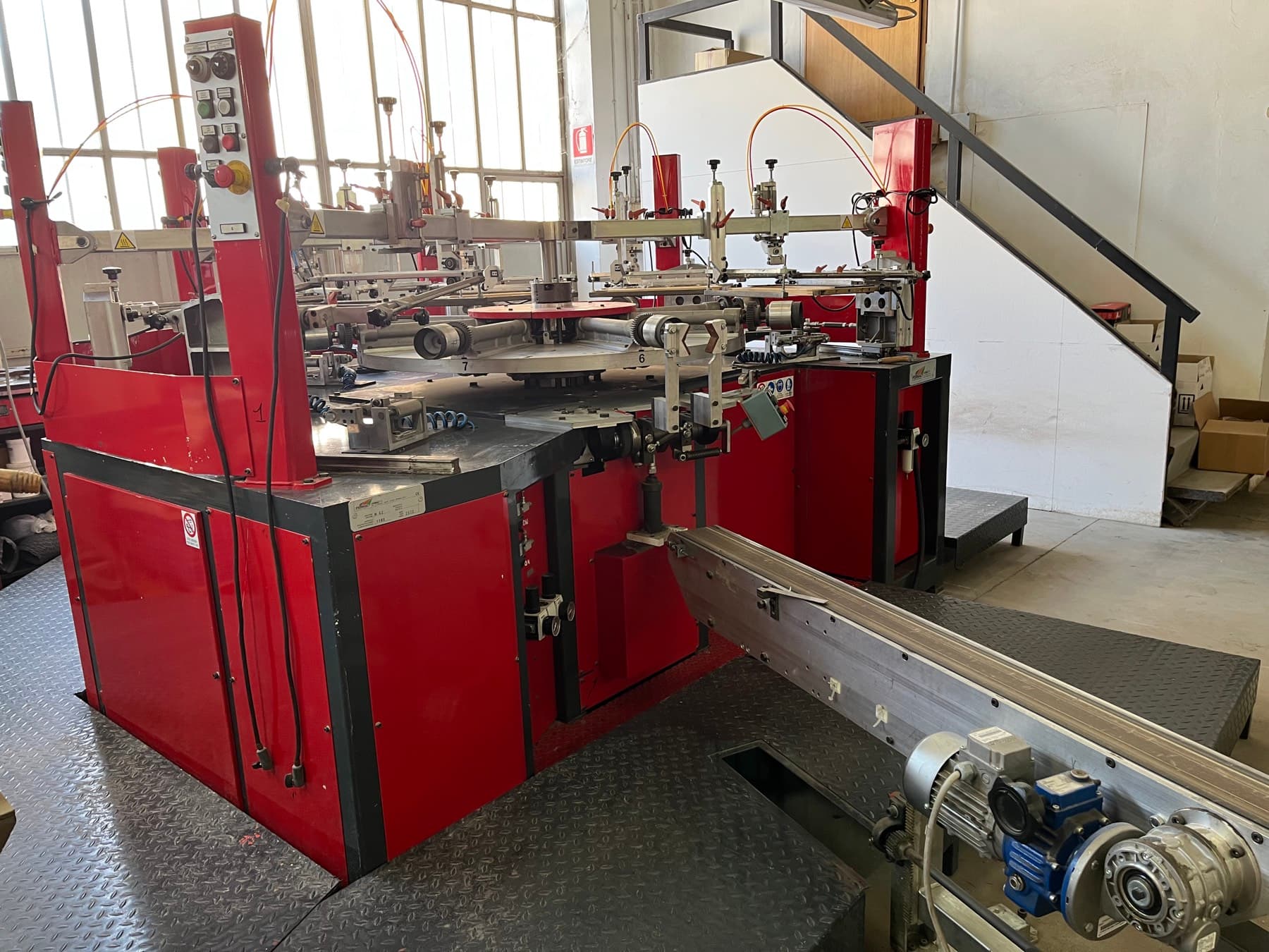 Macchina serigrafica nel laboratorio Artes